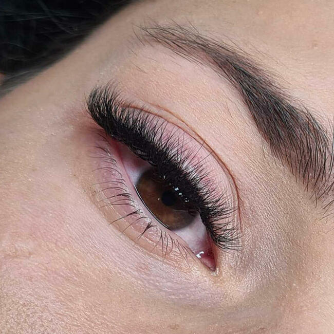Stylizacja rzęs. Studio Manufaktura Piękna Oświęcim.