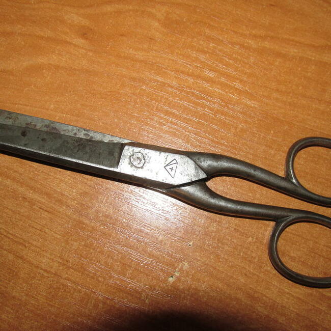 Stare nożyczki z sygnaturą
