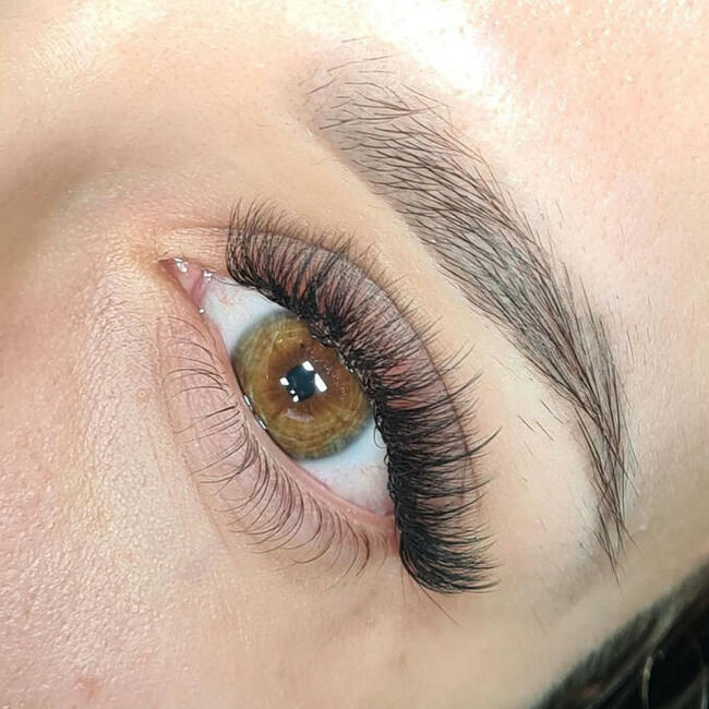 Stylizacja rzęs. Studio Manufaktura Piękna Oświęcim.