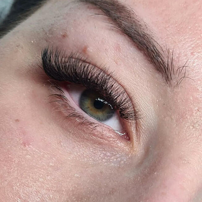 Stylizacja rzęs. Studio Manufaktura Piękna Oświęcim.