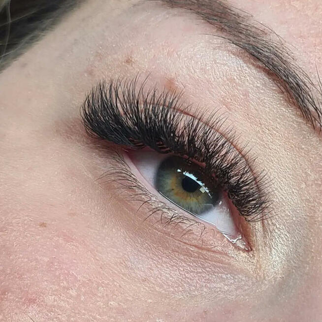 Stylizacja rzęs. Studio Manufaktura Piękna Oświęcim.