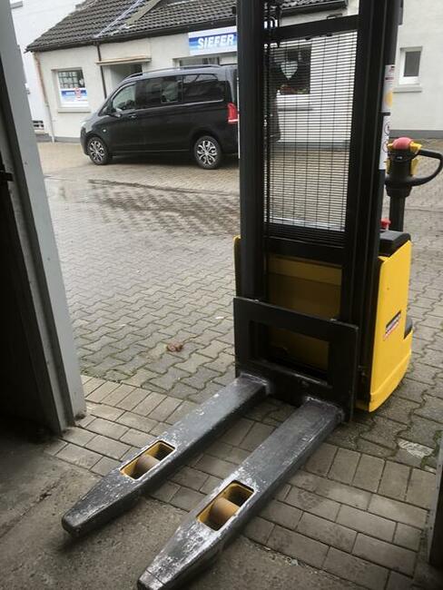 Wozek widłowy elektryczny