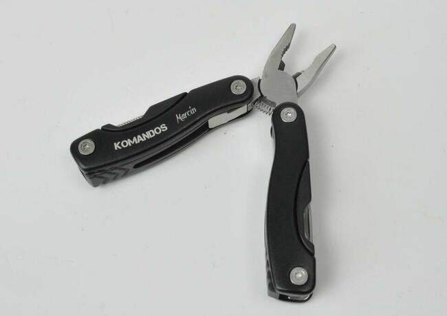 Narzędzie wielofunkcyjne Multitool logo, grawer