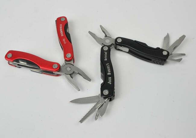 Narzędzie wielofunkcyjne Multitool logo, grawer