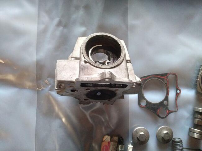 sprzedam głowica QUAD Zipp 110 z zaworami ,wałek i inne cze