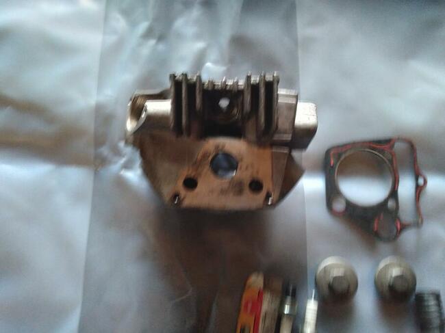 sprzedam głowica QUAD Zipp 110 z zaworami ,wałek i inne cze