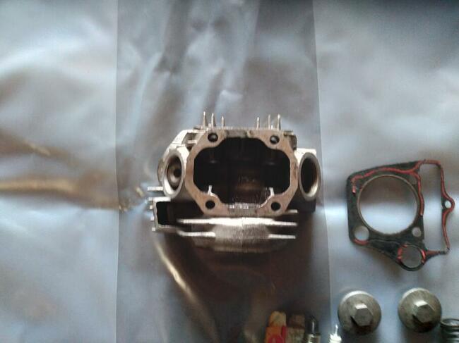 sprzedam głowica QUAD Zipp 110 z zaworami ,wałek i inne cze