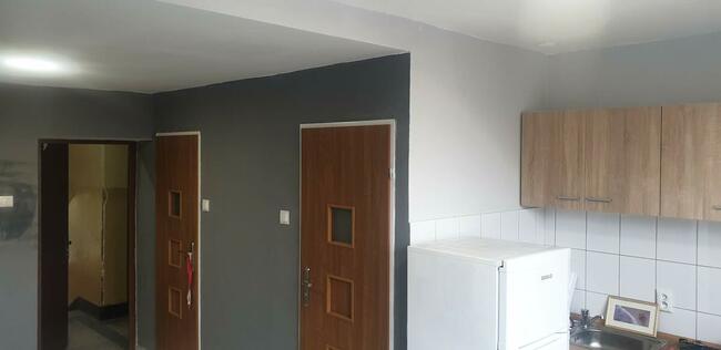 Kawalerka z nowymi oknami, instalacjami i meblami