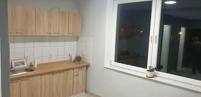 Kawalerka z nowymi oknami, instalacjami i meblami