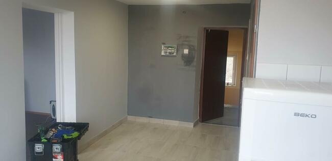 Kawalerka z nowymi oknami, instalacjami i meblami