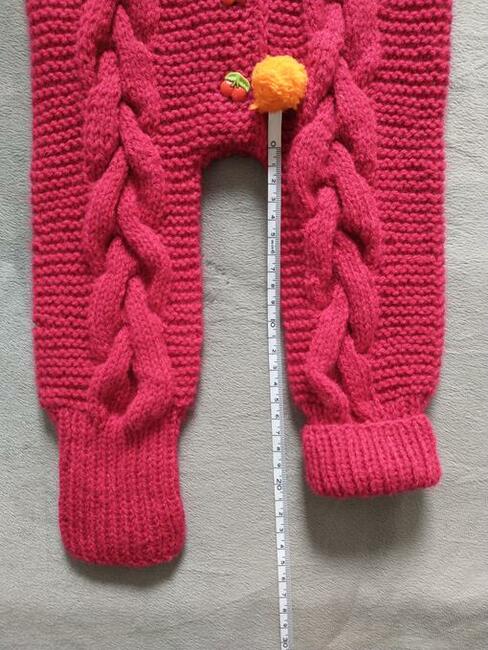 Ręcznie robiony kombinezon niemowlęcy z kapturem - borduś