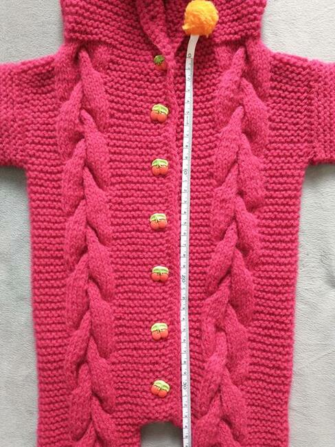 Ręcznie robiony kombinezon niemowlęcy z kapturem - borduś