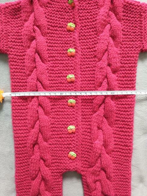 Ręcznie robiony kombinezon niemowlęcy z kapturem - borduś