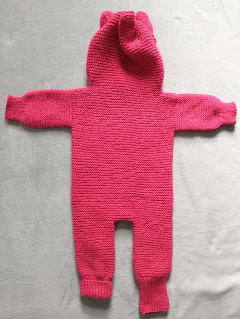 Ręcznie robiony kombinezon niemowlęcy z kapturem - borduś