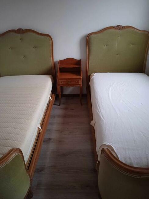 Łóżka oraz inne meble stylowe i stylizowane