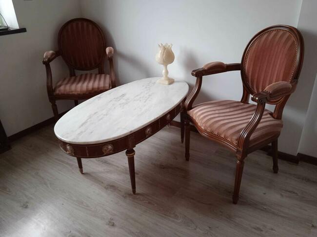 Łóżka oraz inne meble stylowe i stylizowane