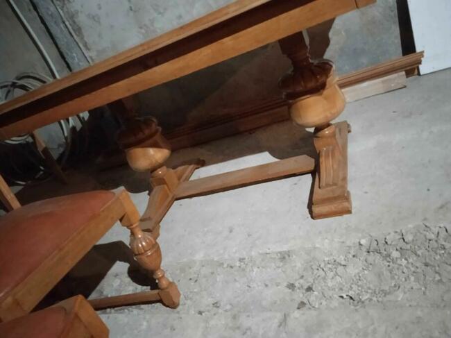 Stół rozkładany z krzesłami