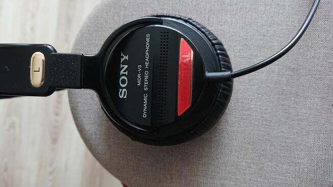 Sprzedam słuchawki Sony MDR V3 + stojak na słuchawki