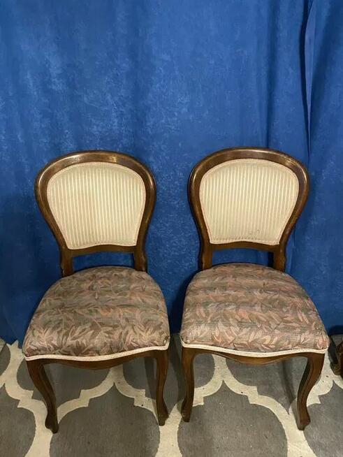 Dwa drewniane krzesła na giętych nóżkach w stylu ludwik