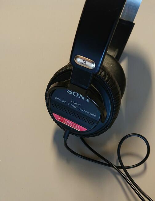Sprzedam słuchawki Sony MDR V3 + stojak na słuchawki
