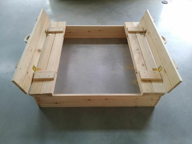 Drewniany domek dla dzieci