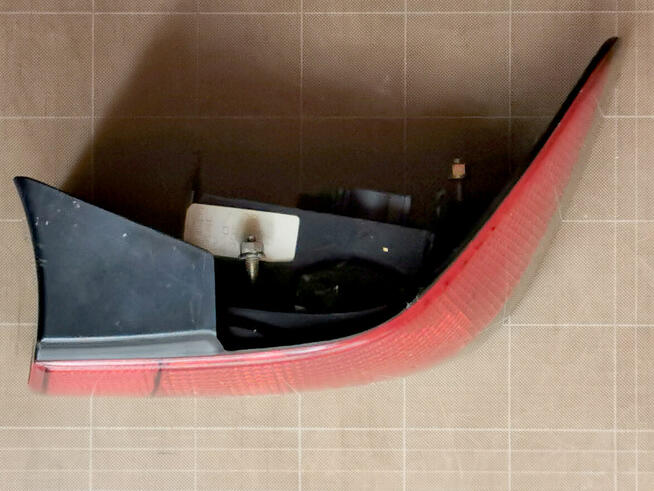 Saab 900 NG Lampa prawy tył - 80 zł.