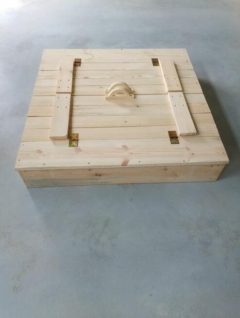 Drewniany domek dla dzieci