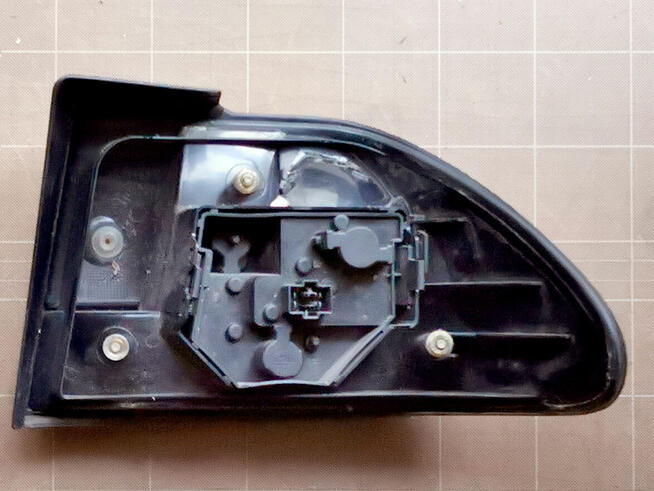 Saab 900 NG Lampa lewy tył - 80 zł.