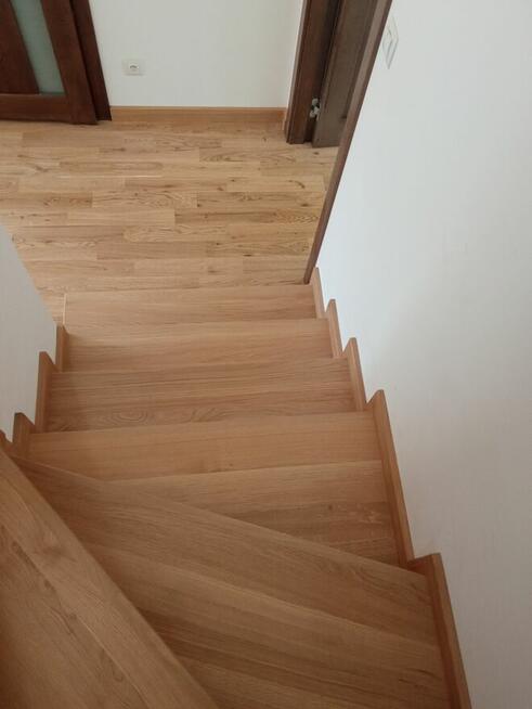 Montaż schodów drewnianych