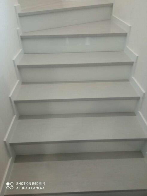 Montaż schodów drewnianych