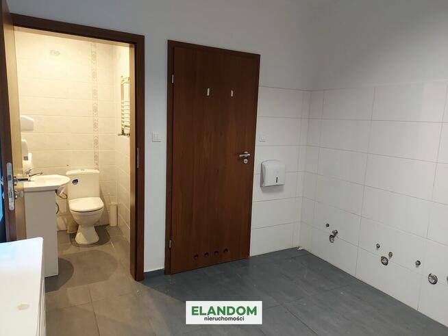 Parter z dużym parkingiem, przy głównej ulicy