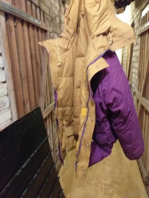 Kurtkę dwustronną, puchową, z kapturem sprzedam.