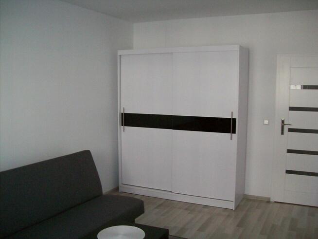 Komfortowa kawalerka z osobną kuchnią, garaż