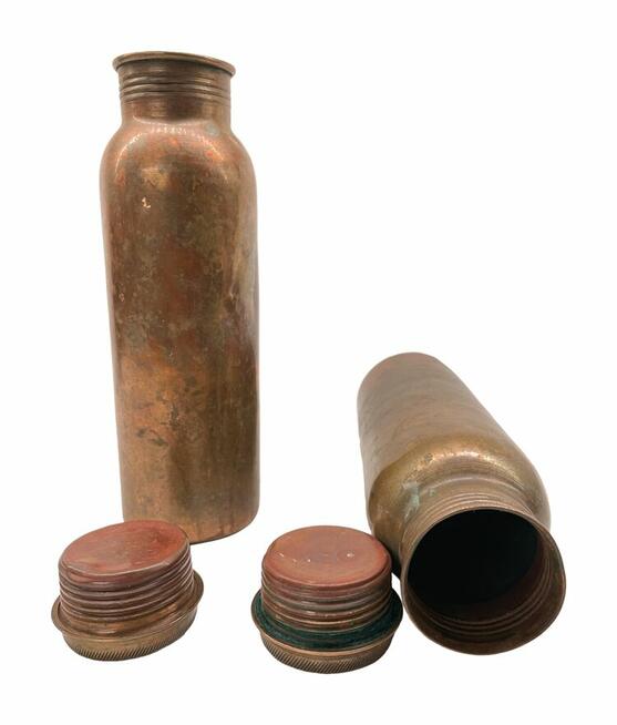 Dwie stare butelki miedziane