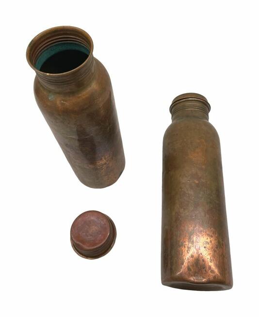 Dwie stare butelki miedziane