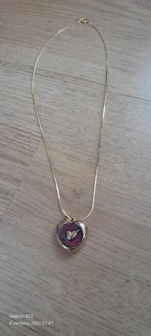 Sprzedawanie biżuteri w kolorze złota