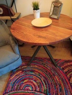 Nowy drewniany, okrągły stolik