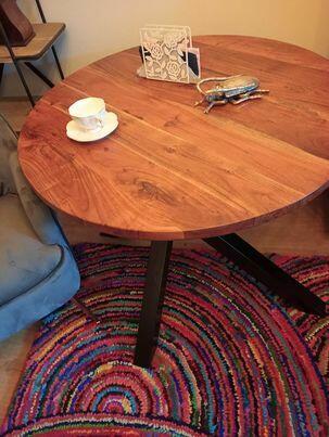 Nowy drewniany, okrągły stolik