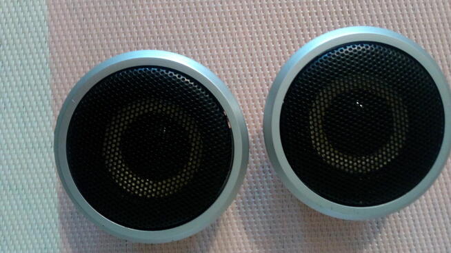 dwa głośniki stereofoniczne - pełny zakres częstotliwości