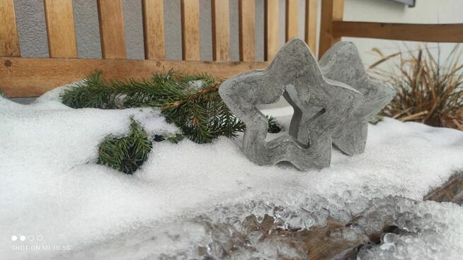 Gwiazdy ozdobne z białego betonu