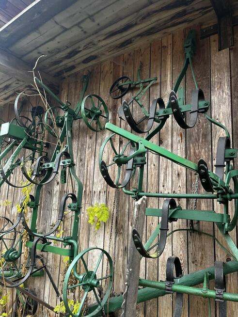 Zabytkowe narzędzia rolnicze kultywator, brony, młynek, pług
