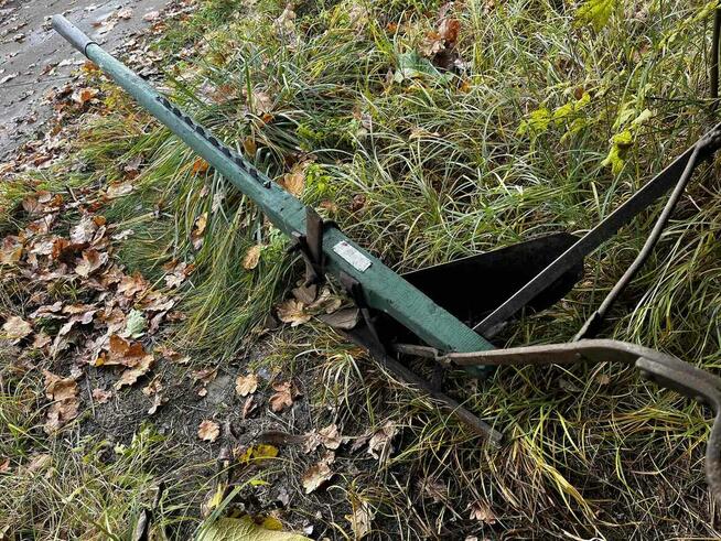 Zabytkowe narzędzia rolnicze kultywator, brony, młynek, pług