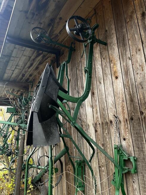 Zabytkowe narzędzia rolnicze kultywator, brony, młynek, pług