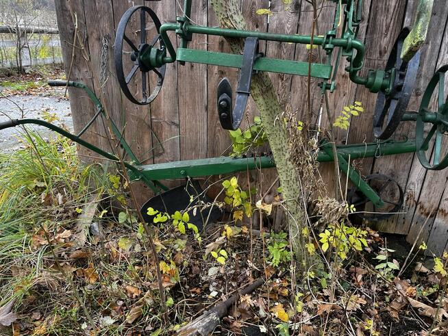 Zabytkowe narzędzia rolnicze kultywator, brony, młynek, pług