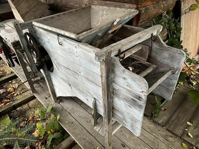 Zabytkowe narzędzia rolnicze kultywator, brony, młynek, pług