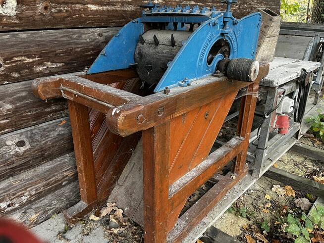 Zabytkowe narzędzia rolnicze kultywator, brony, młynek, pług