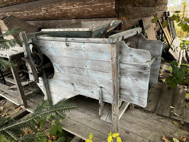 Zabytkowe narzędzia rolnicze kultywator, brony, młynek, pług