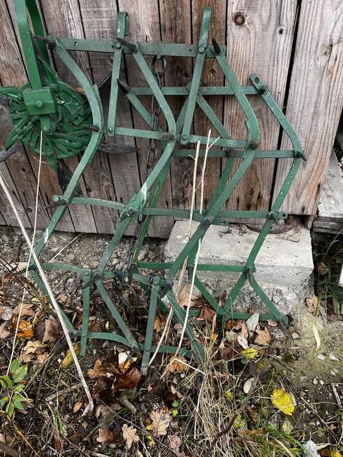 Zabytkowe narzędzia rolnicze kultywator, brony, młynek, pług