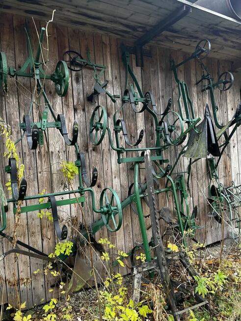 Zabytkowe narzędzia rolnicze kultywator, brony, młynek, pług