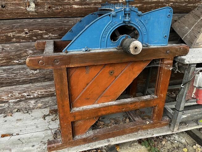 Zabytkowe narzędzia rolnicze kultywator, brony, młynek, pług